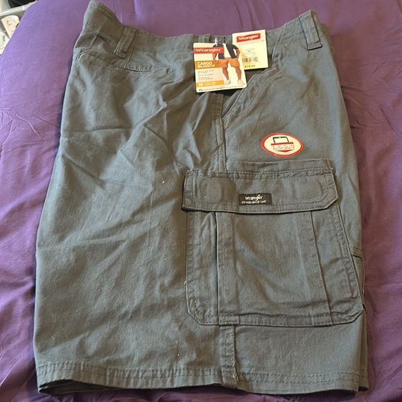 NWT Men’s Wrangler Cargo Relaxed Fit Cargo Shorts - Picture 2 of 5